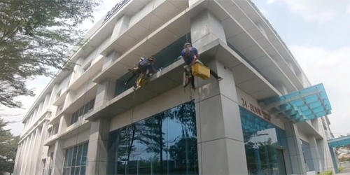 Hướng dẫn bạn cách vệ sinh kính chung cư nhanh chóng, hiệu quả nhất tại Thái Nguyên