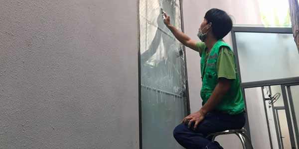 Vệ sinh phần cửa là một công việc không thể thiếu trong dịch vụ dọn vệ sinh sau xây dựng