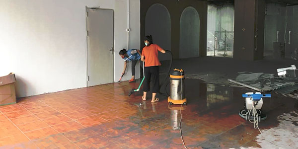 Vệ sinh, lau chùi sàn nhà, sân nhà là công việc mà dịch vụ tổng vệ sinh nhà ở sẽ làm
