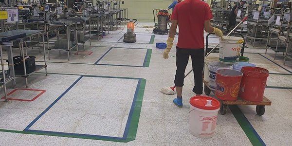 Dụng cụ vệ sinh sàn nhà xưởng là cánh tay đắc lực cho thợ vệ sinh công nghiệp