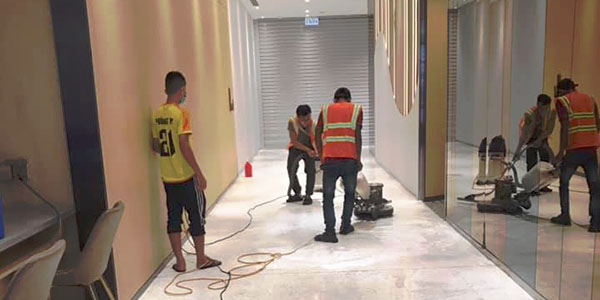 Đội ngũ thợ làm sạch công trình sau xây dựng cũng là yếu tố giúp việc vệ sinh công nghiệp nhanh chóng hơn