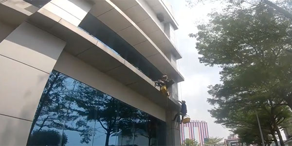 Những mẹo hay giúp bạn vệ sinh kính chung cư hiệu quả, an toàn, tiết kiệm chi phí