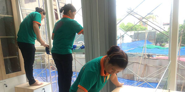 Vệ sinh sau xây dựng vị trí cửa sổ, cửa kính, hành lang, ban công
