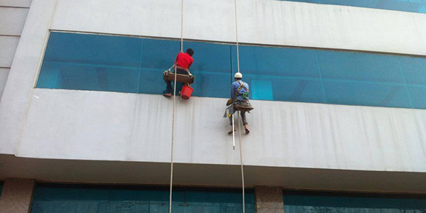 Dịch vụ lau kính nhà cao tầng uy tín